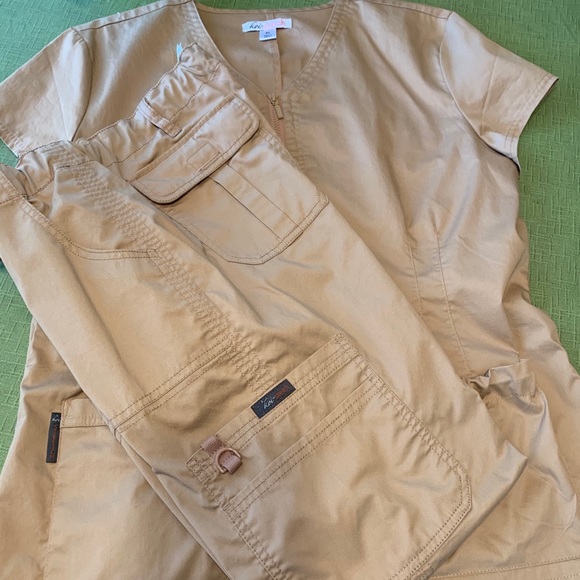 Koi scrub set NWOT